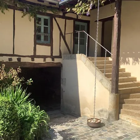 Дом отдыха The Courtyard Кастр